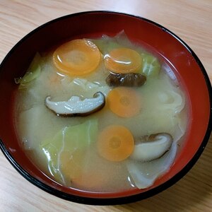 椎茸キャベツ人参の味噌汁
